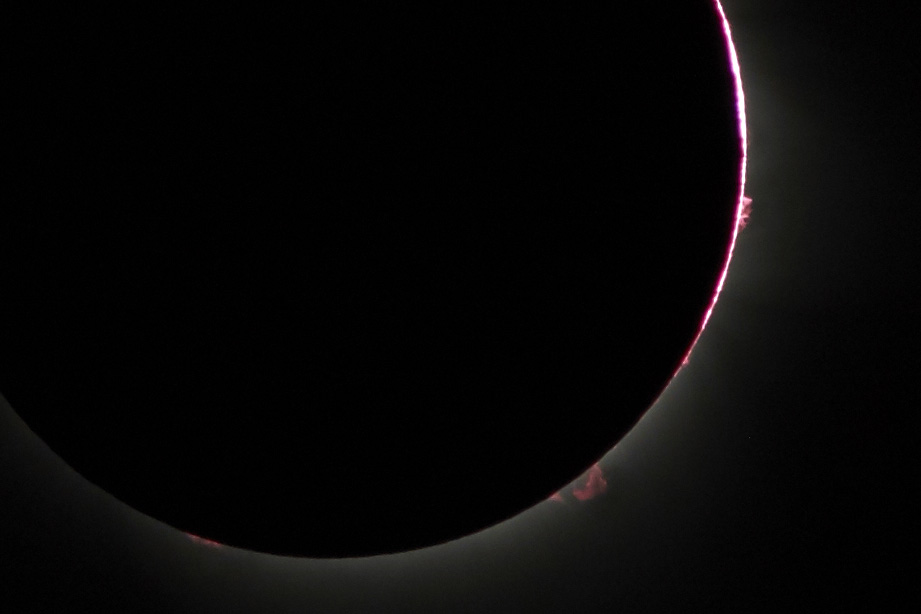 Solar prominences (flares) that I captured during the eclipse. Details ...